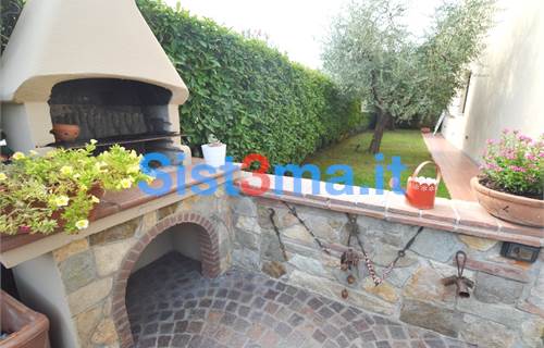 Esclusiva Villetta Angolare con Giardino nel Cuore di Capannori.