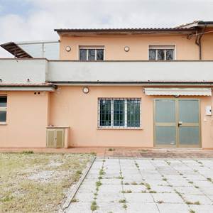 Terraced house в продажа для Capannori