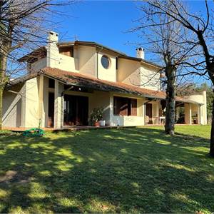 Villa for Sale in Capannori
