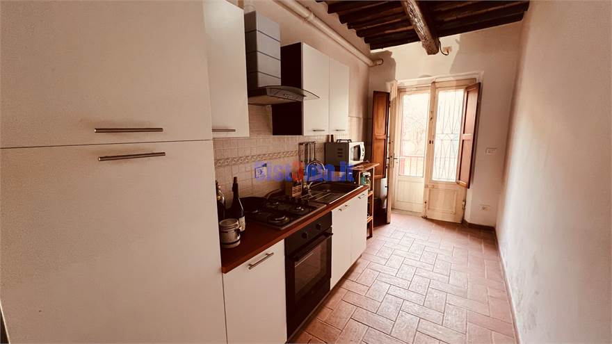 Cucina con uscita sulla resede privata 