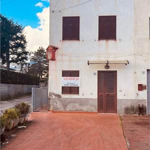 Semi Detached House for Sale in Capannori