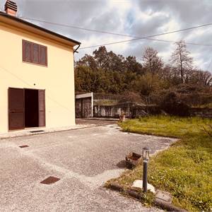 Farmhouse в продажа для Capannori