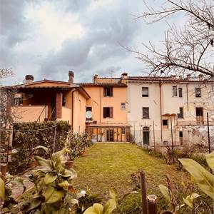 Semi Detached House в продажа для Capannori