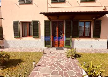 Farmhouse for Sale in Capannori