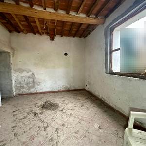 Semi Detached House for Sale in Capannori