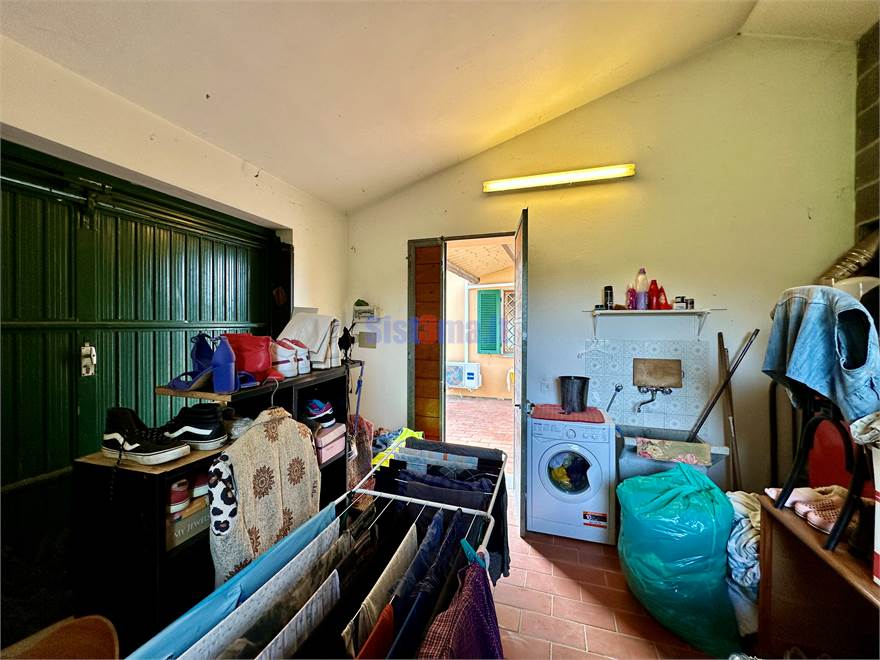 Garage con lavanderia e caldaia