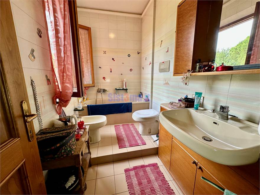 Bagno primo piano con vasca