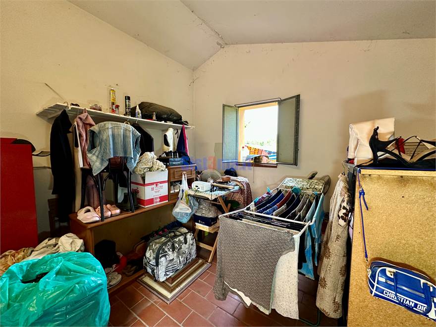 Garage con lavanderia e caldaia