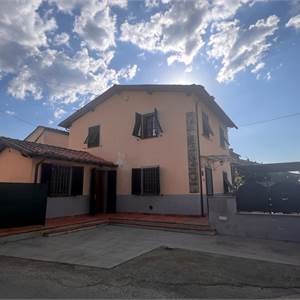 Semi Detached House в продажа для Capannori