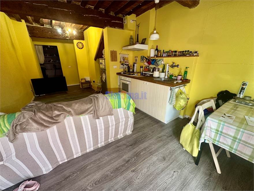 Ingresso in soggiorno con angolo cottura