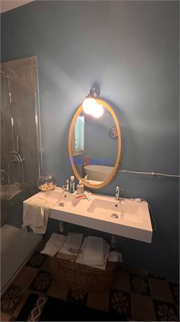 Bagno nuovo con vasca e doccia 