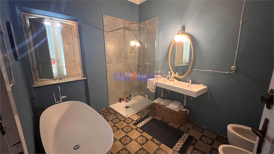Bagno nuovo con vasca e doccia 