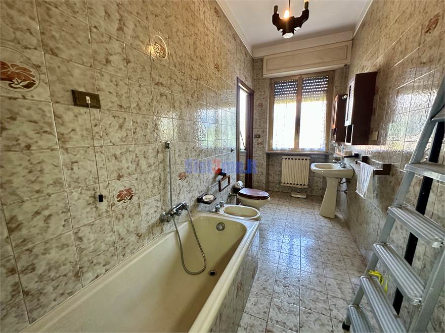 Bagno con doccia e vasca