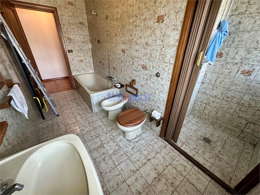 Bagno con doccia e vasca