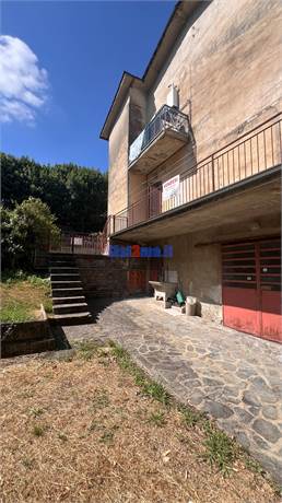 Accesso dal giardino alla casa 