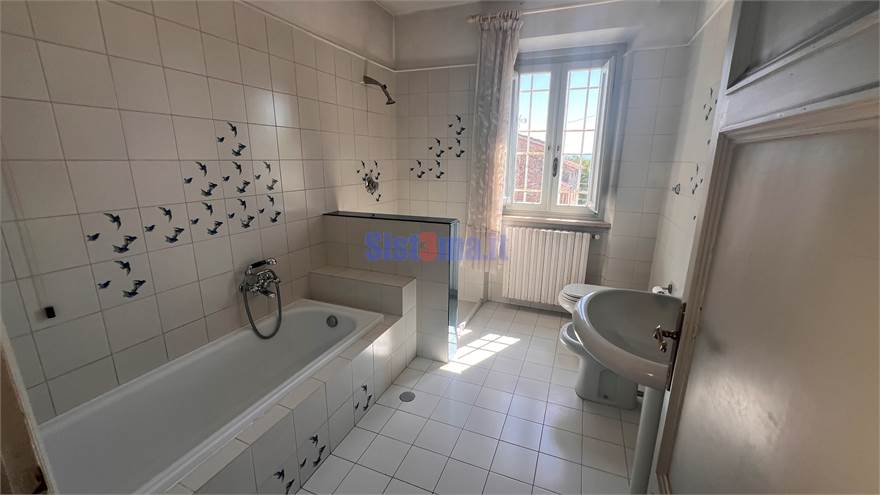 Bagno con vasca e doccia