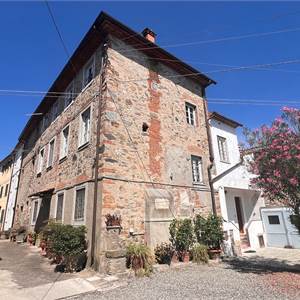 Porzione di Casa In Vendita a Capannori