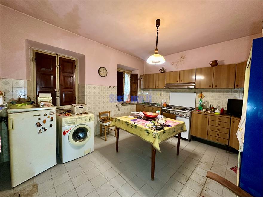 Cucina abitabile con caminetto
