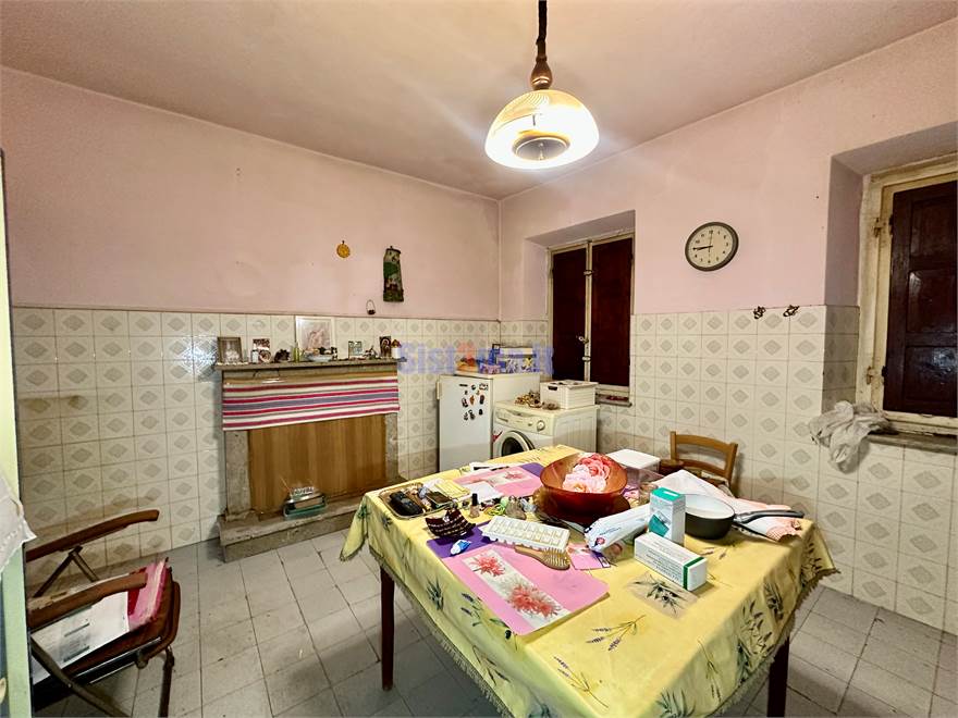 Cucina abitabile con caminetto