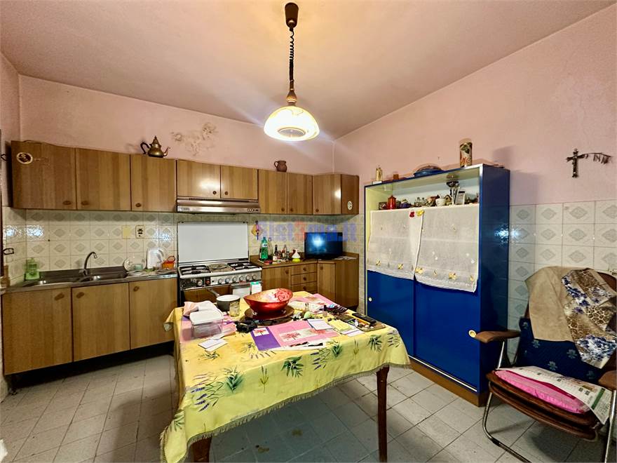 Cucina abitabile con caminetto