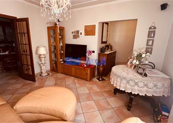 BEAUTIFUL RENOVATED SEMI-DETACHED HOUSE WITH GARDEN AND GARAGE